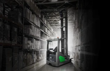 XC-SERIES-REACH-TRUCK-WITH-LITHIUM-POWER